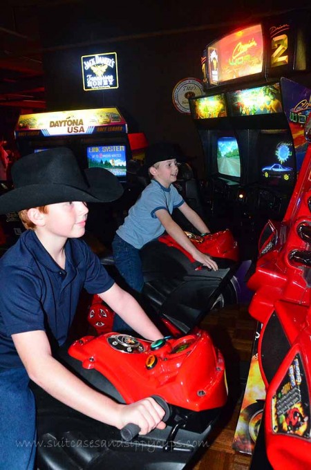 arcade playing billy bob's