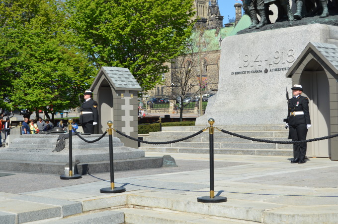 walking tour of ottawa armed guards