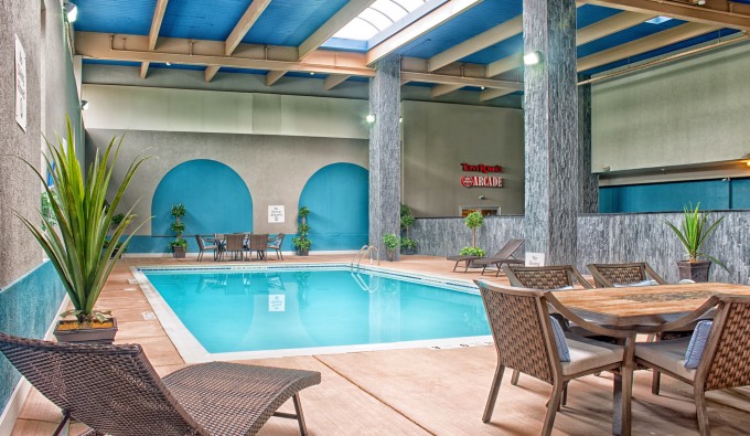 holiday-inn-niagara-falls-pool